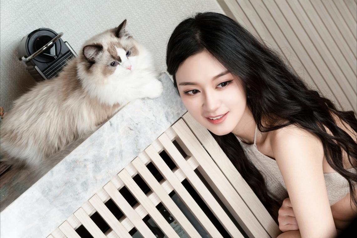 乌鲁木齐：炎炎夏日 街头音乐喷泉吸引民众消暑纳凉